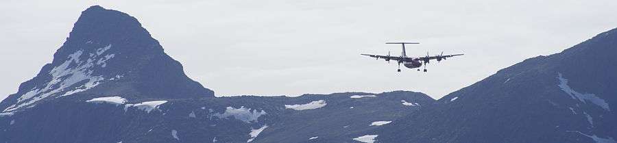 Nasaasaaq mountain and Air Greenland Dash-7